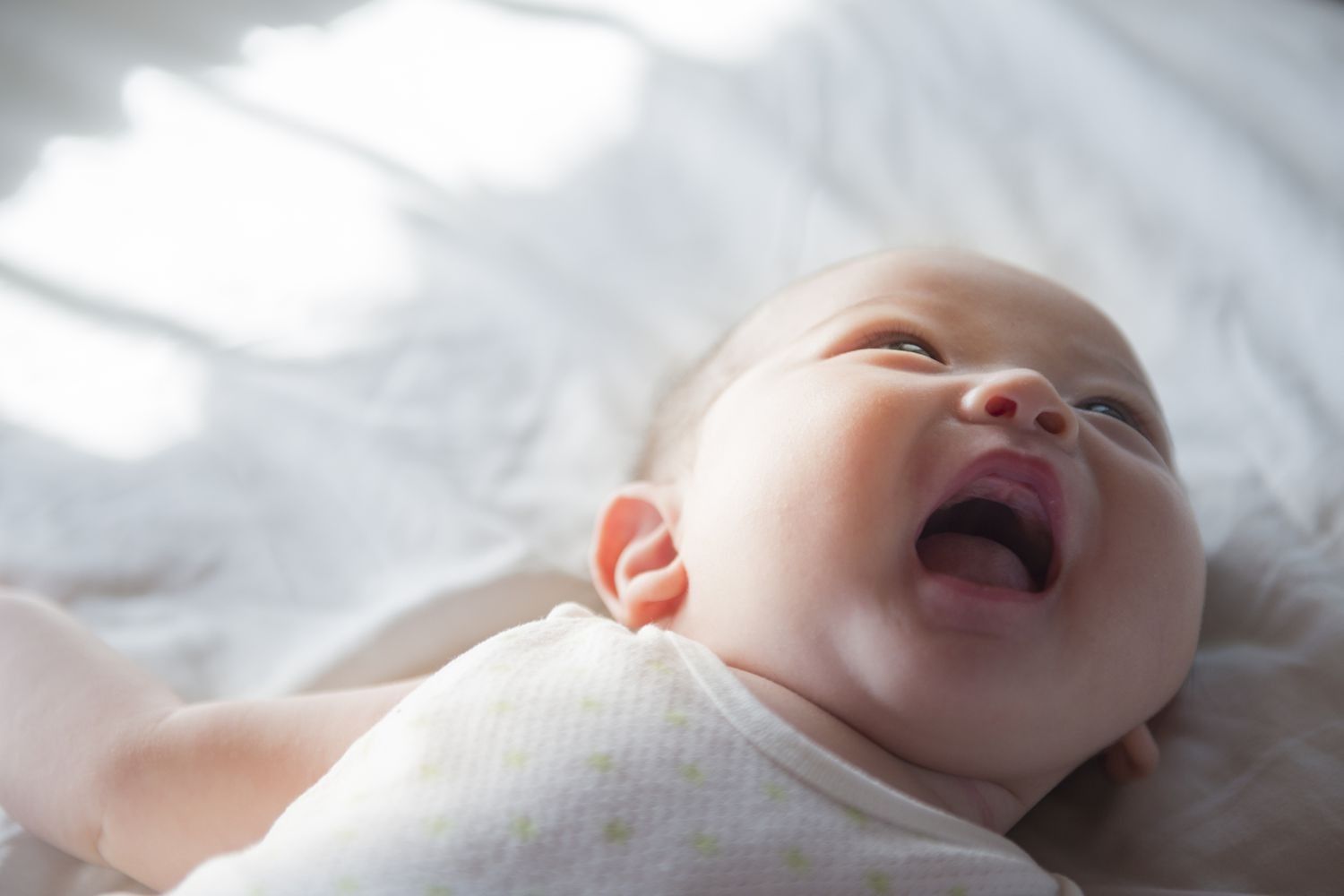 Sự phát triển của trẻ 1 tháng tuổi sau khi sinh như thế nào?